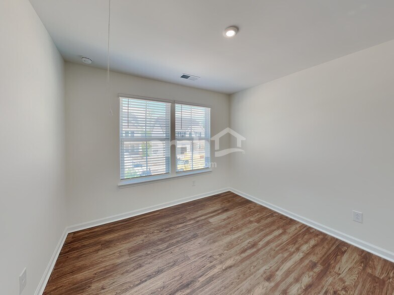 Building Photo - 648 Hamilton Park Dr