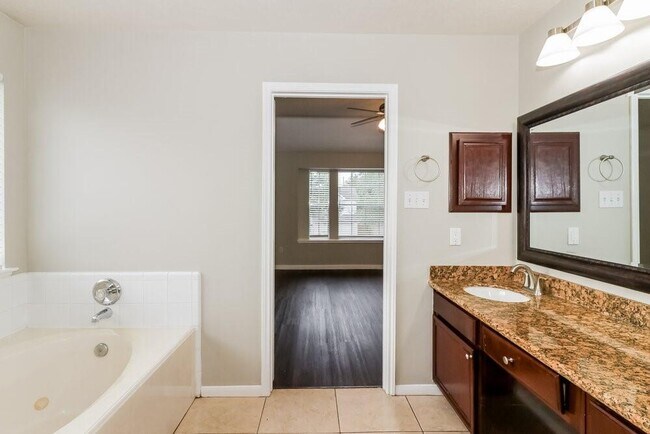 Building Photo - 3807 Wildhawk Dr