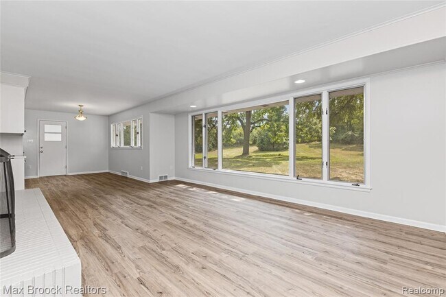 Building Photo - 3988 Lakeland Ln