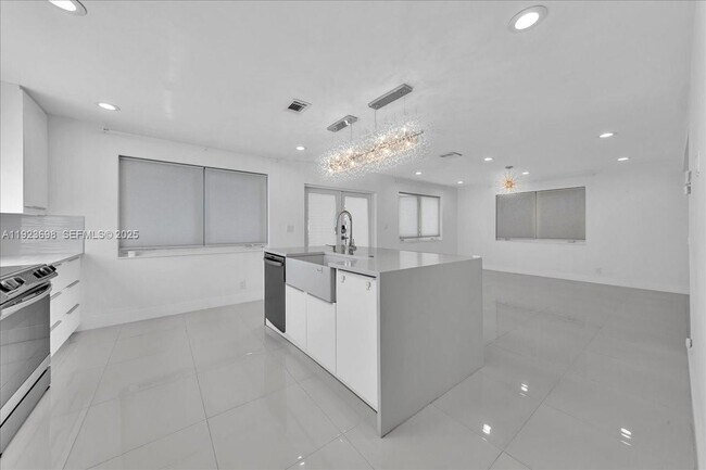 Building Photo - 348 Palm St