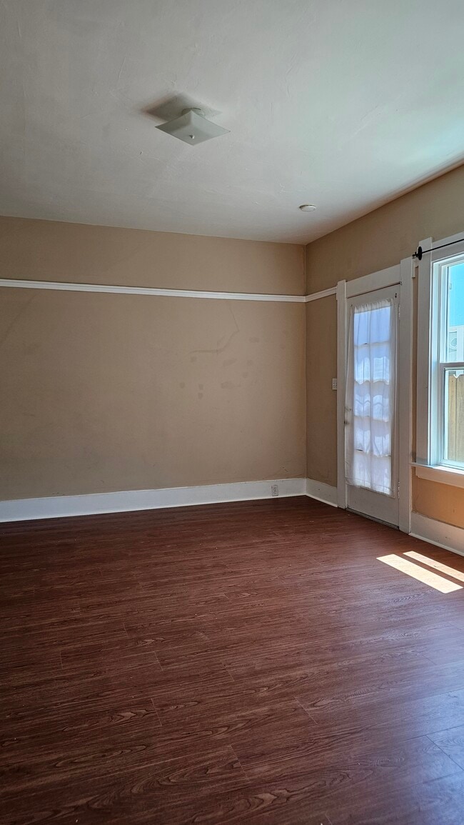 Building Photo - 325 E Saint James St