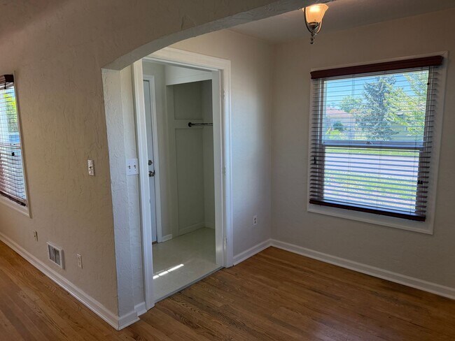 Building Photo - Large updated 2 bedroom 1 bathroom house in Springfield!