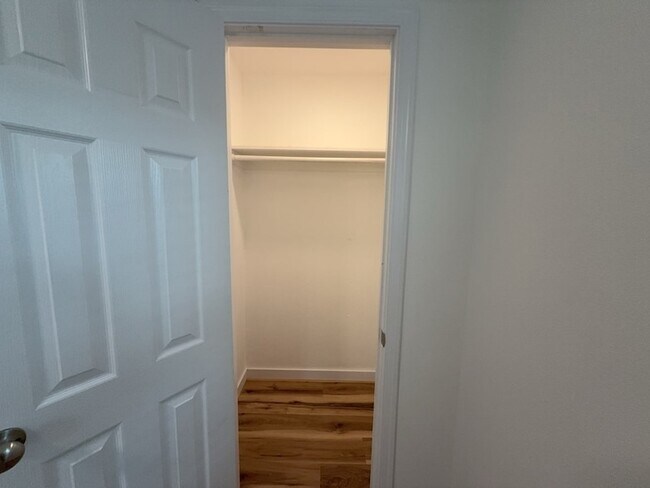Building Photo - 1202 Valley View Dr