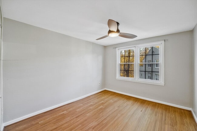 Building Photo - 704 S Arlington Mill Dr