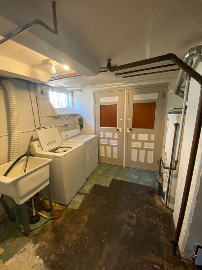 Building Photo - 110 E Rosser Ave