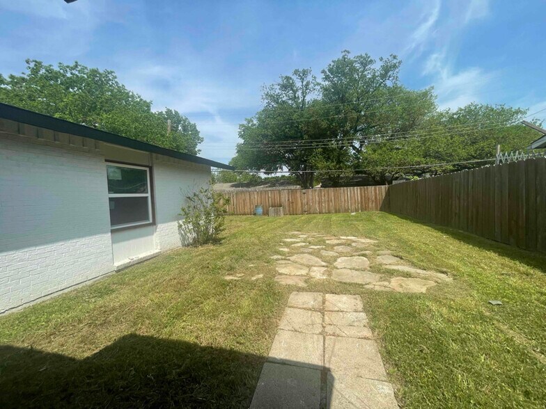 Building Photo - 11930 High Valley Dr