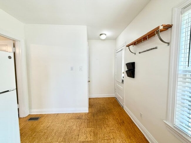 Building Photo - 2414 Brighton Dr