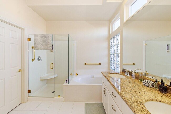 Building Photo - 37948 Breeze Way