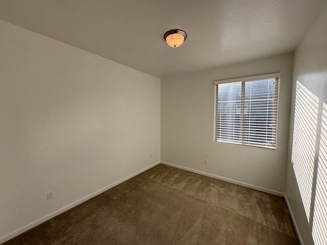 Building Photo - NW Visalia Home Near Shopping Center Available Now!