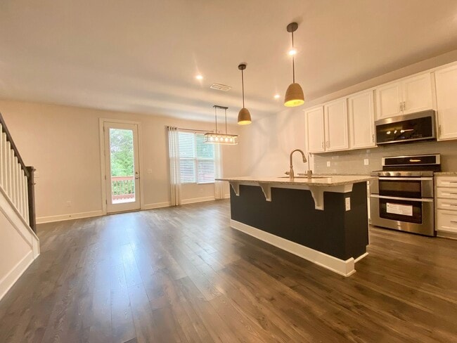Building Photo - 4 Bedroom, 3 Bath Home w/ 2 Car Garage