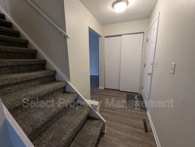 Building Photo - 924 E Washington Center Rd