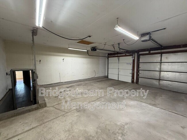 Building Photo - 2421 Bentree Ct