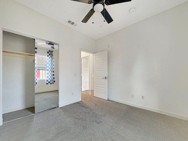 Building Photo - Beautiful 2B/2.5BA Townhouse in San Marcos!