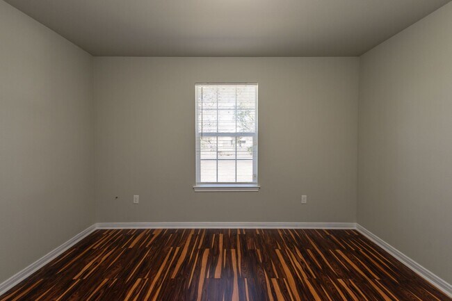 Building Photo - 2 bed, 1 bath in great location - move in ready!