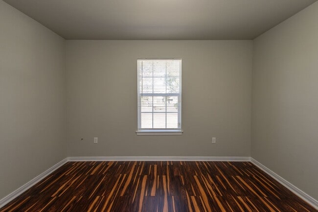 Building Photo - 2 bed, 1 bath in great location! Move in Special - $299 Deposit + $100 off 1st month's rent