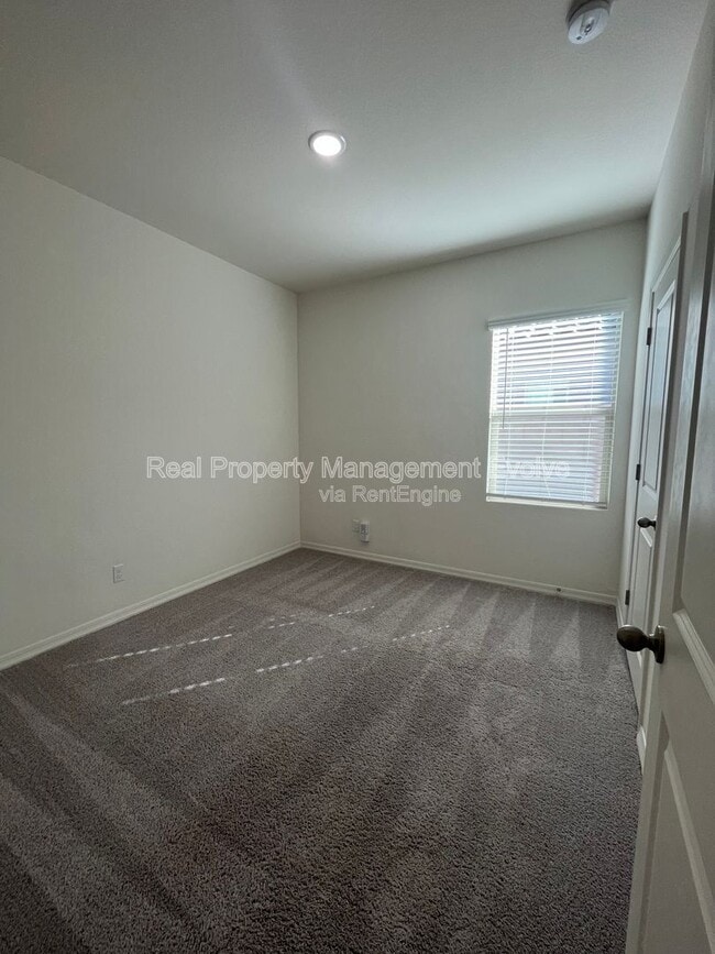 Building Photo - 4722 N 194th Dr