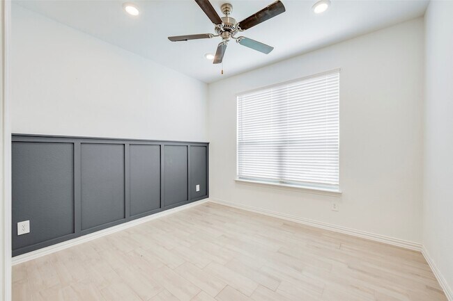 Building Photo - 14605 Little Water Dr