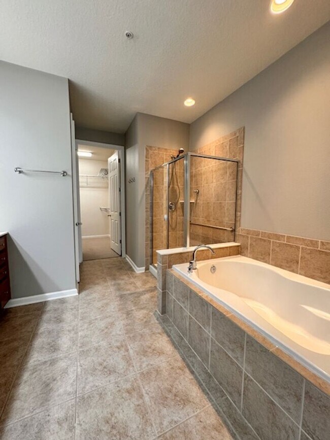 Building Photo - Condominium for rent