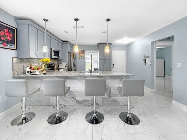 Building Photo - Beautifull 2-Bedroom End-Unit Villa in Palm Harbor!