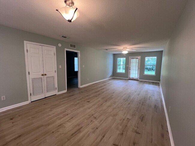 Building Photo - 2 Bedroom 2 Bath Duplex