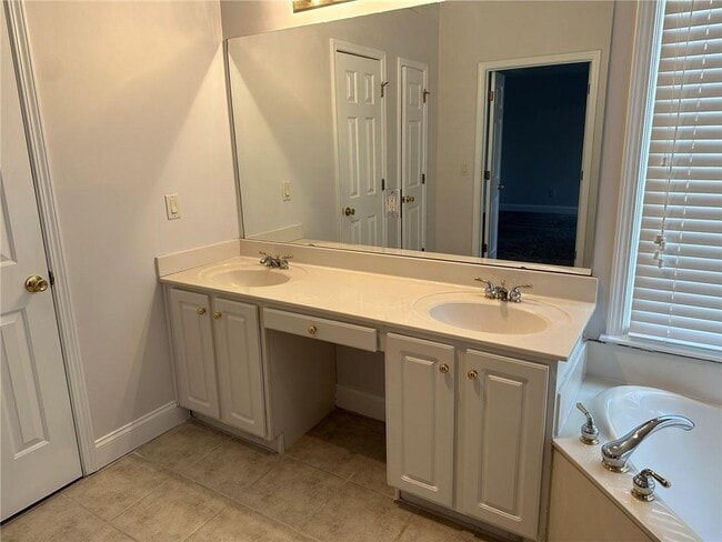 Building Photo - 1296 Dunwoody Cove