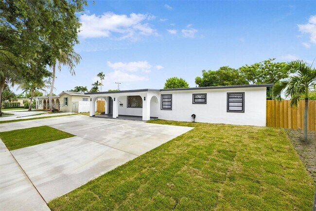 Building Photo - 5425 SW 112th Ave
