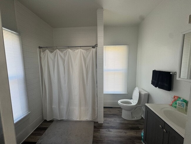 Building Photo - Newly Remodeled 2-Bed, 1-Bath Home in Hami...