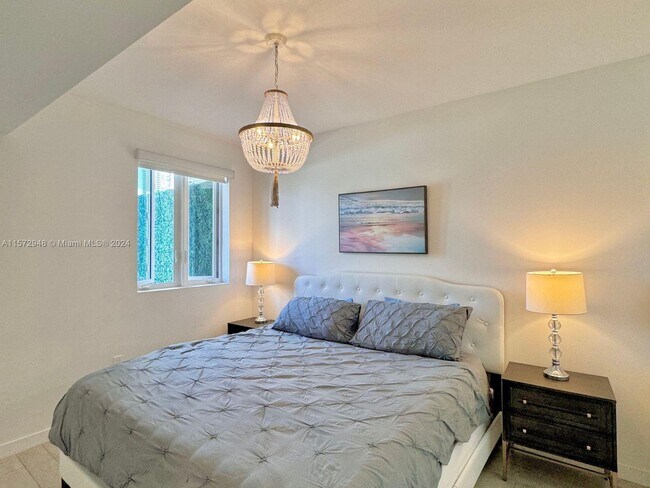 Building Photo - 321 NE 26th St