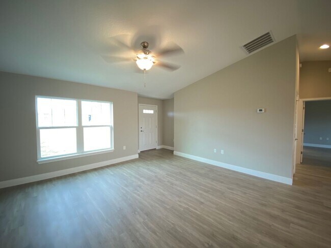 Building Photo - Silver Spring Shores - 3/2/2  **Won't Last***