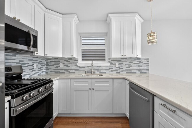 Building Photo - 40 E 5th St