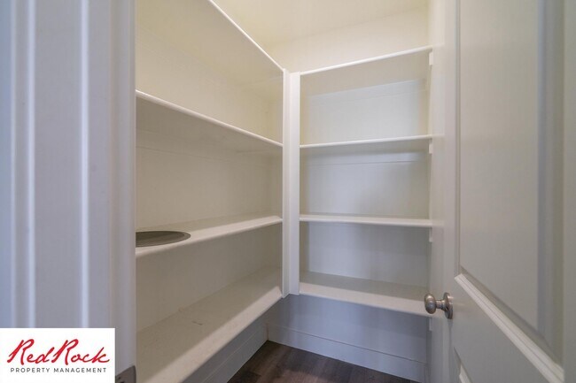 Building Photo - Move In Special - $500 Off First Months Re...