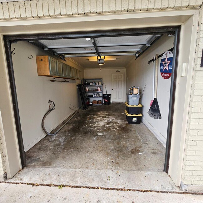 Building Photo - 106 E Garden Dr