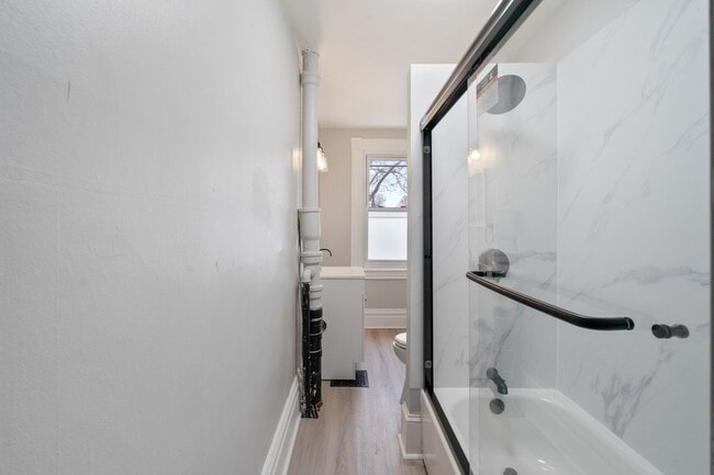 Building Photo - 3 bedroom 2 bath - newly updated, central air, GREAT LOCATION