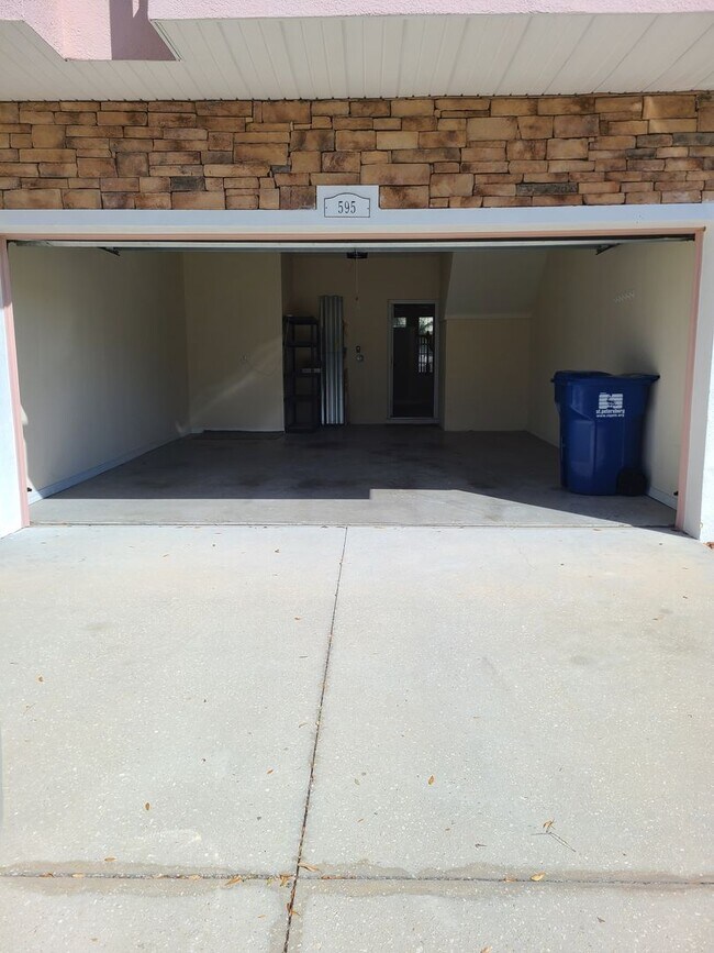 Building Photo - Spacious 3br 2.5ba Townhome in North Saint Petersburg