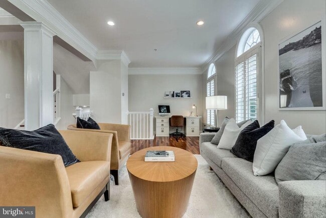 Building Photo - 820 W Glebe Rd