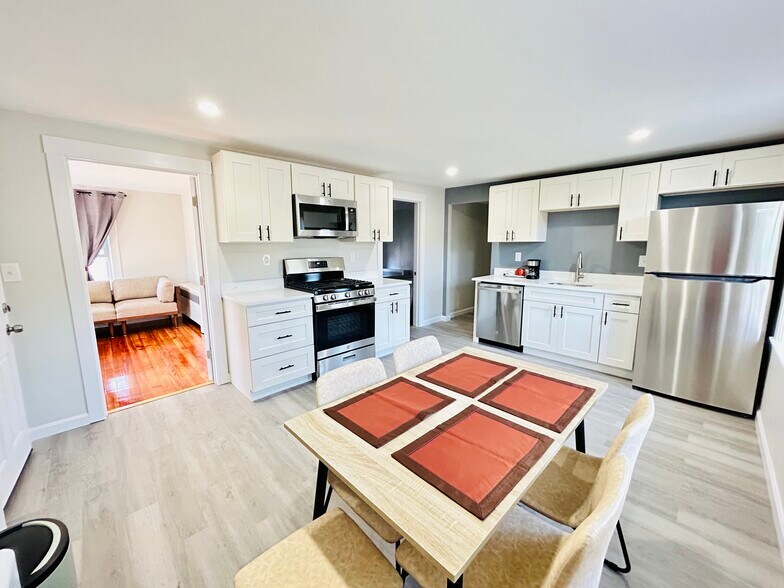 Eat-in kitchen - 16 Lewis Ave