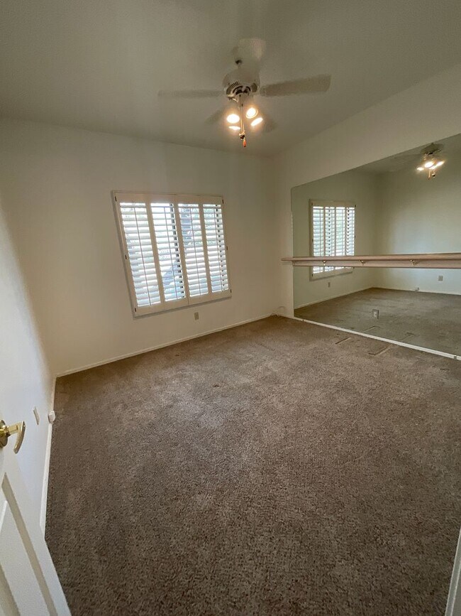 Building Photo - Great eastside location on cul-de-sac lock...