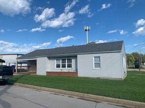 Building Photo - Close to Shopping