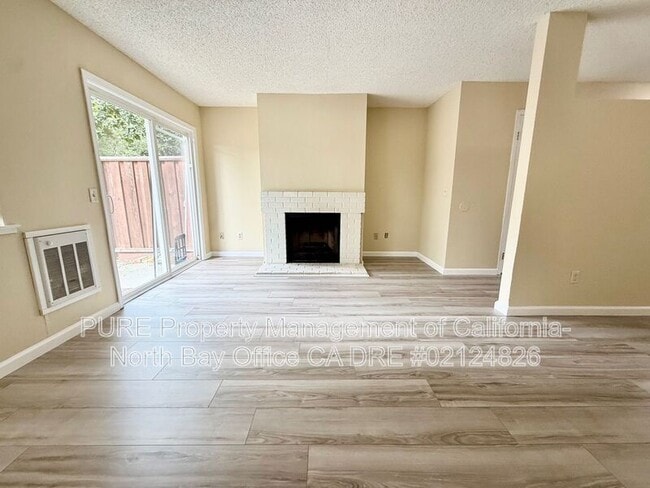 Building Photo - 687 Racquet Club Cir