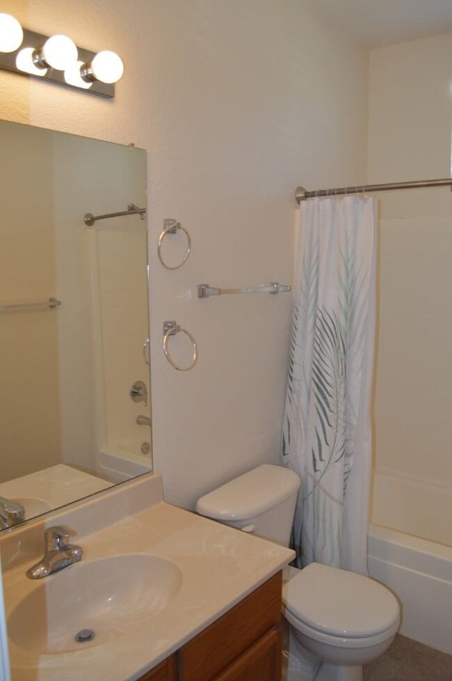 Building Photo - 2 Bedroom, 2 Bath Home