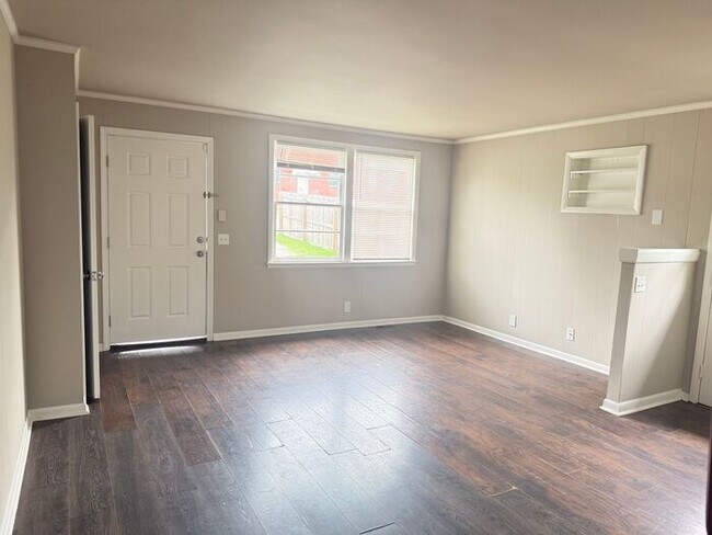 Building Photo - FOR RENT - 2 Bed Duplex in Madison! Large yard! Pets allowed!