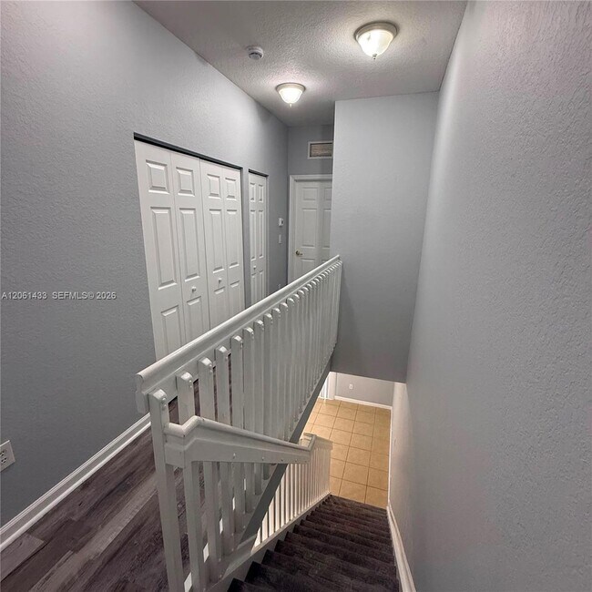 Building Photo - 8811 S Isles Cir