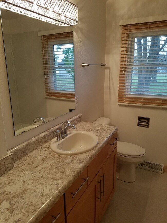 Building Photo - 4 Bedroom house in great CF Location