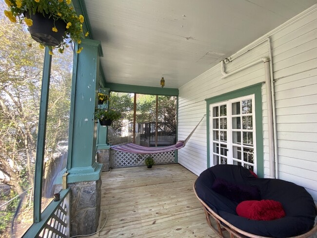 Primary Photo - 841 Vedado Way NE