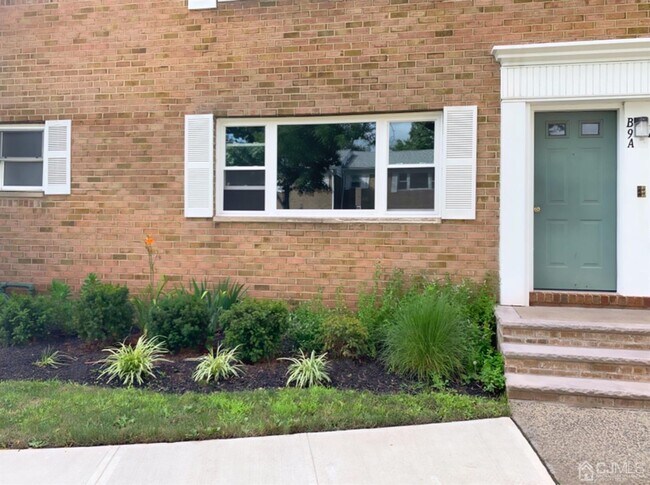 Building Photo - 18 Judson St