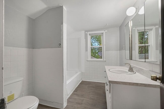 Building Photo - NEW LISTING -5 BEDROOM HOUSE!
