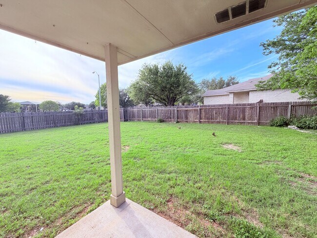 Building Photo - 3 BEDROOMS + AN OFFICE, 3 FULL BATHROOMS -  LIGHT AND BRIGHT INSIDE