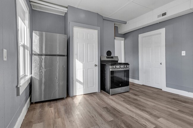 Building Photo - 13R Plain St