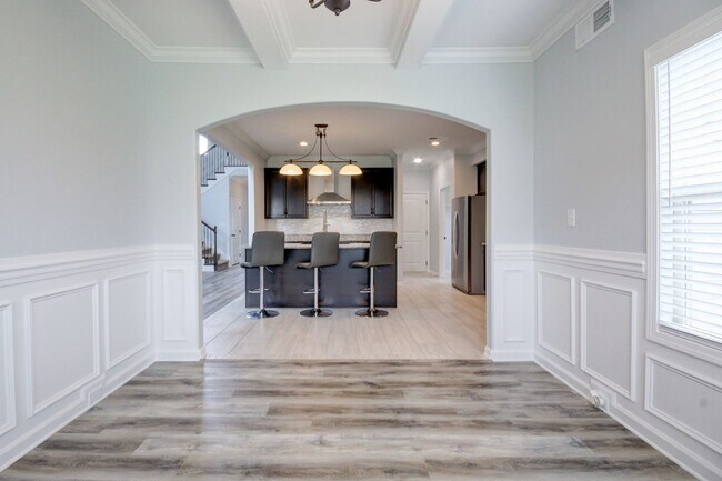 Building Photo - mega Huge wow. 4 bed 3 bath.