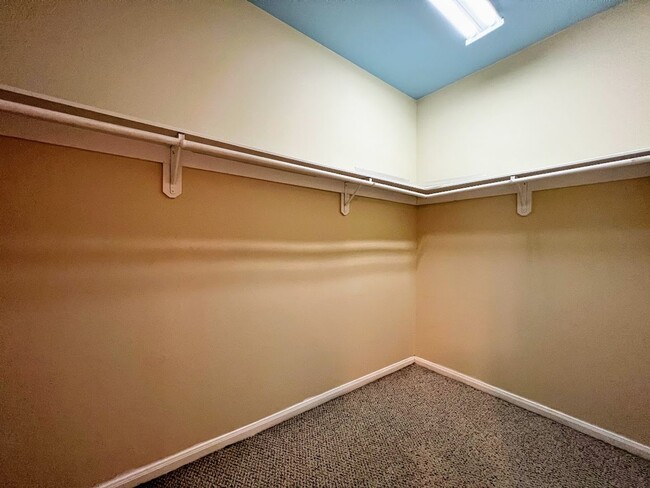 Building Photo - Ready and clean 3 bedrooms in Rice Militar...